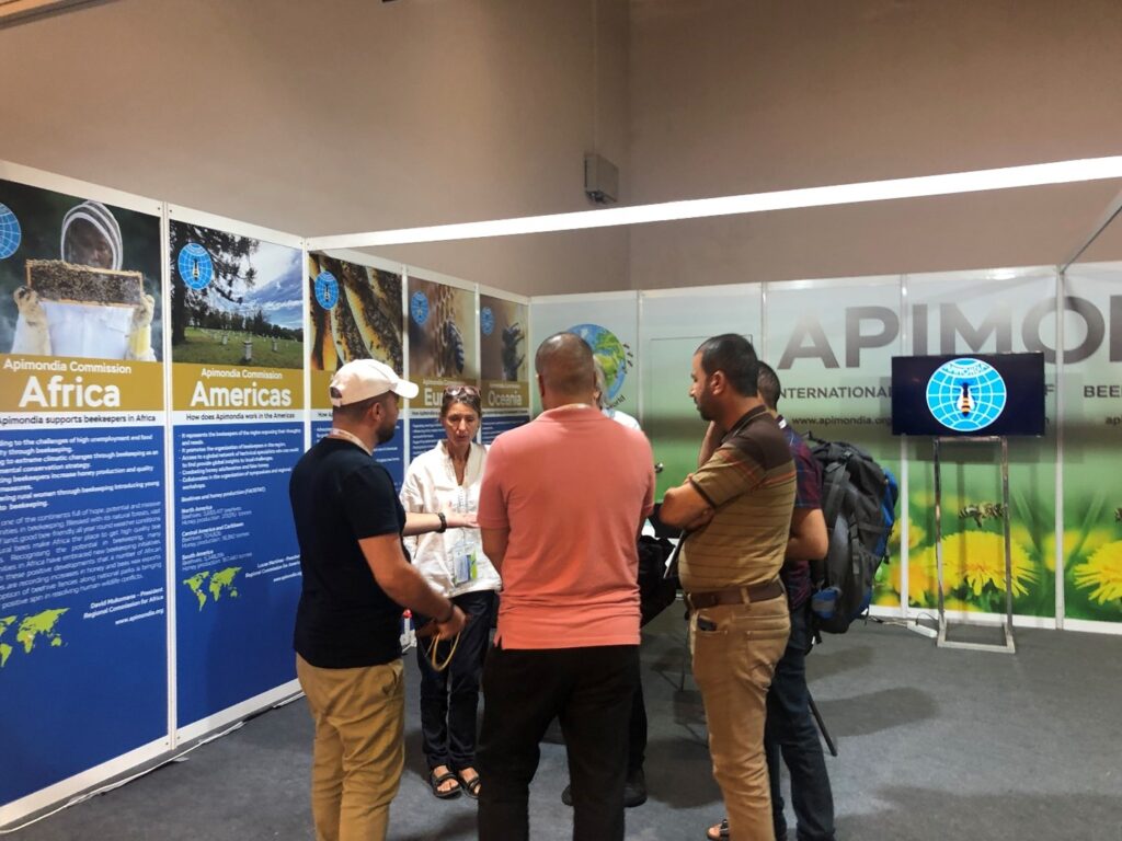 Slika br. 1. Prezentacioni štand Apimondie zajedno sa TECA FAO partnerma bio je otvoren za stalnu komunikaciju