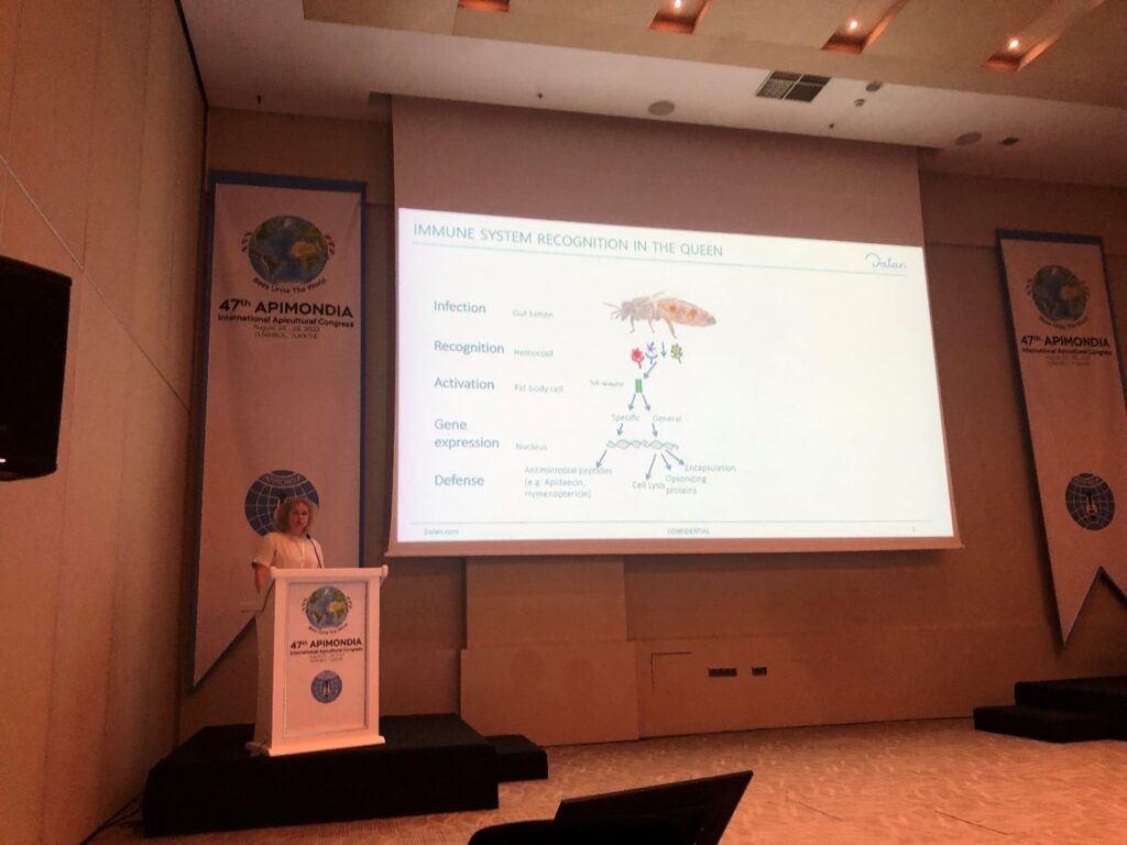 Slika br. 2. Prezentacija naučnog dostignuća u vakcinalnom pristupu kontrole američke truleži pčelinjeg legla, rad koji je privukao ogromnu pažnju auditorijuma