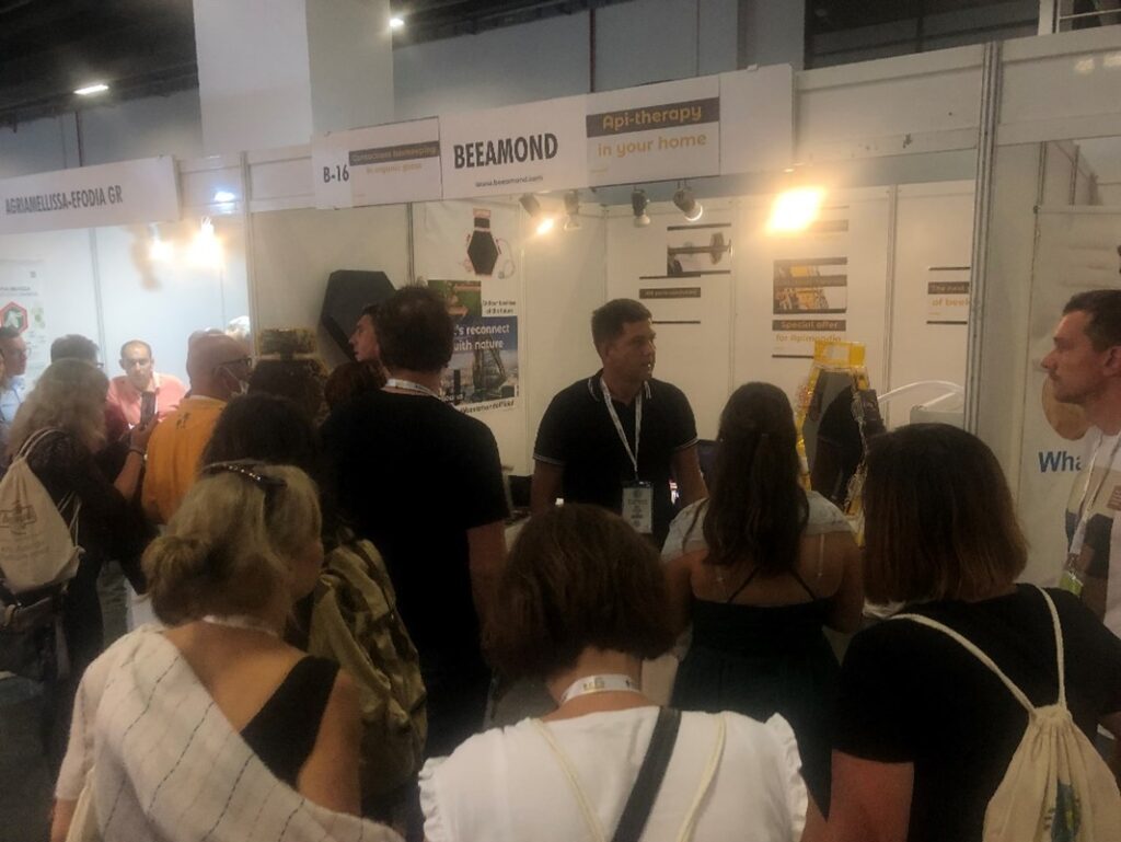 Slika br. 5. Izložbeni dio sa prisustvom zainteresovanih posjetilaca